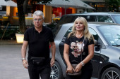 Hit! Saša Popović poklonio ženi majmuna, on ščepao pevačicu za kosu i počeo da je drma i čupa!