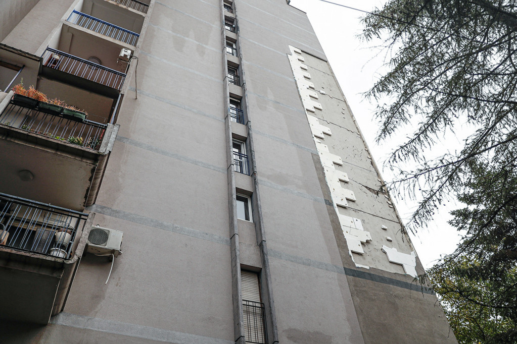 Košava ruši sve pred sobom, pa čak i fasade! Stanari Labudovog brda jedva sačuvali živu glavu (FOTO)