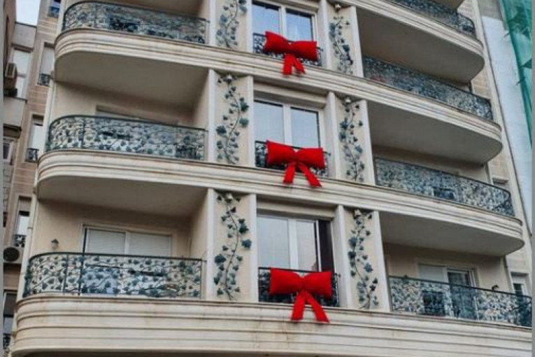 Kome smetaju mašnice? Jedna od najlepše ukrašenih zgrada naišla na osude sugrađana (FOTO)