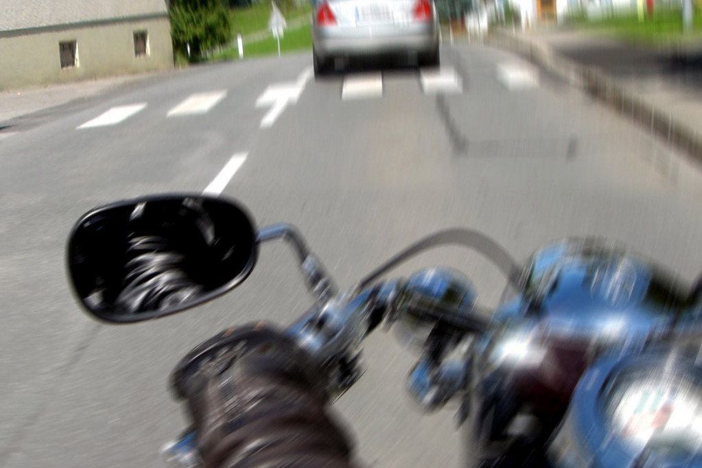 Strašna nesreća na Novom Beogradu: Mladić na motoru oborio deku na pešačkom prelazu, preminuo na VMA