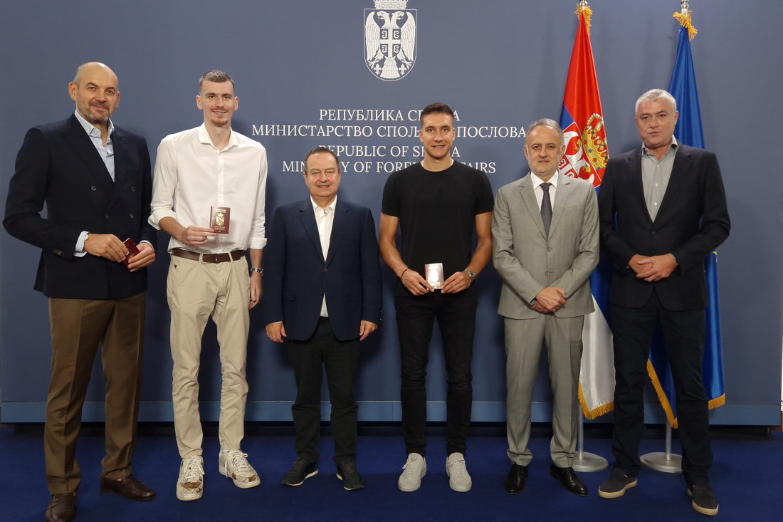 Dačić dodelio diplomatske pasoše odbojkašicama i košarkašima! Ovo nije preduslov da budu ambasadori, ponašanjem su već dokazali! (GALERIJA)