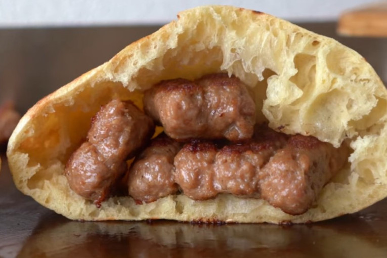 Ćevapi na Baščaršiji nikad skuplji: Evo koliko sada morate da izdvojite za "desetku"