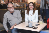 Lazar Ristovski dohvatio 39 godina mlađu devojku: Opustili se u bazenu, pa se uslikali golišavi! (FOTO)