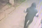 Snimak sigurnosne kamere: Osoba koja je pucala u Odžacima beži nakon što je ispalila 2 metka u muškarca