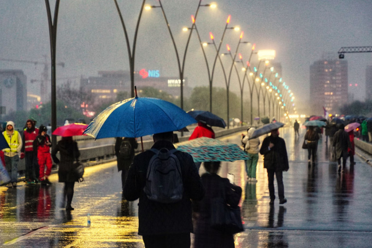 Šaka blokadera ponovo maltretirala građane: Evo koliko ih je bilo na Brankovom mostu (FOTO)