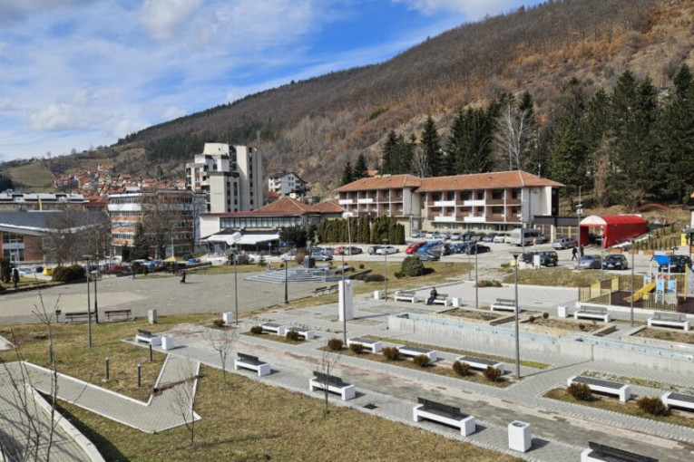 Nasilnici ponovo terorišu neistomišljenike: Oštećene prostorije SNS-a u Novoj Varoši za Uskrs