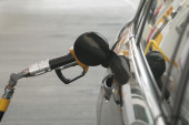 Nikada ne sipajte gorivo dok motor radi: Tehnički izvodljivo, ali potencijalno opasno