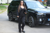 Ceca Ražnatović u crnom od glave do pete, a u rukama nosi torbu vrednu 4.000 evra (FOTO)