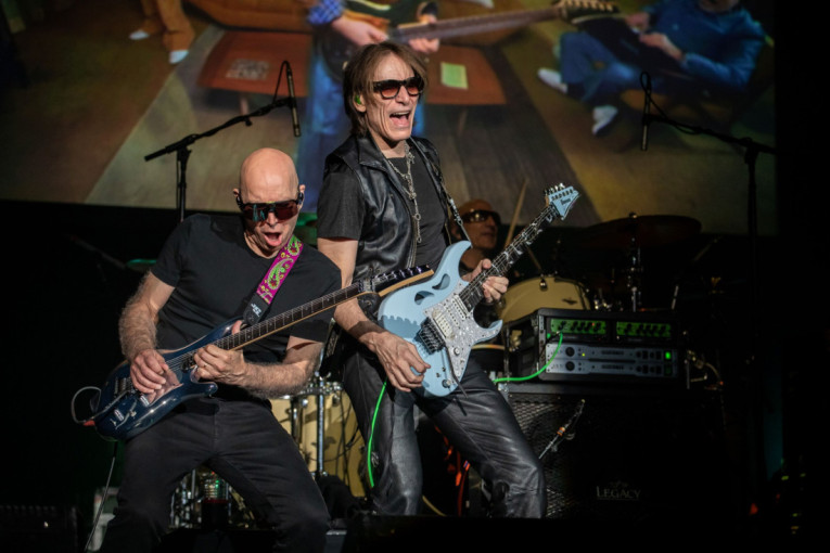 Muzičke legende Džo Satrijani i Stiv Vaj u Beogradu: Novi singl  "I Wanna Play My Guitar" (VIDEO)