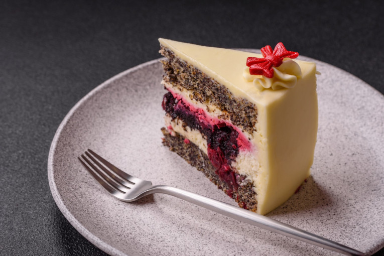 Recept dana: Kolač od maka i višanja osvaja sva čula, a jedan sastojak ga čini nezaboravnim