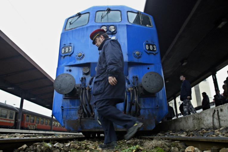 Za dlaku izbegla smrt: Pijana se zaglavila na šinama, voz se jedva zaustavio