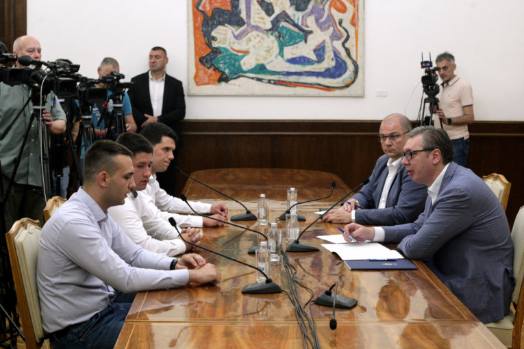 Vučić: Po studentu plaćamo 4.000 evra svake godine, menjaćemo to! Njihova ideja je bila grupno gladovanje, vi ste ozbiljni - ne radite to!