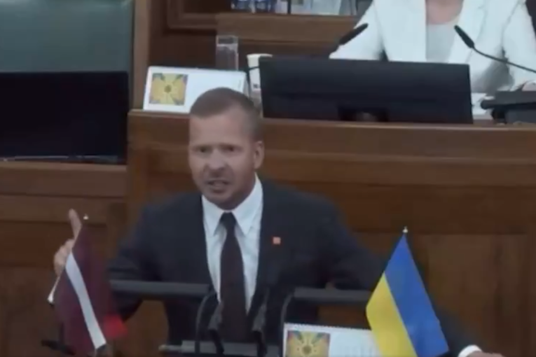 Skandal na sednici: Parlament evropske države izbacio poslanika jer je progovorio na ruskom (VIDEO)