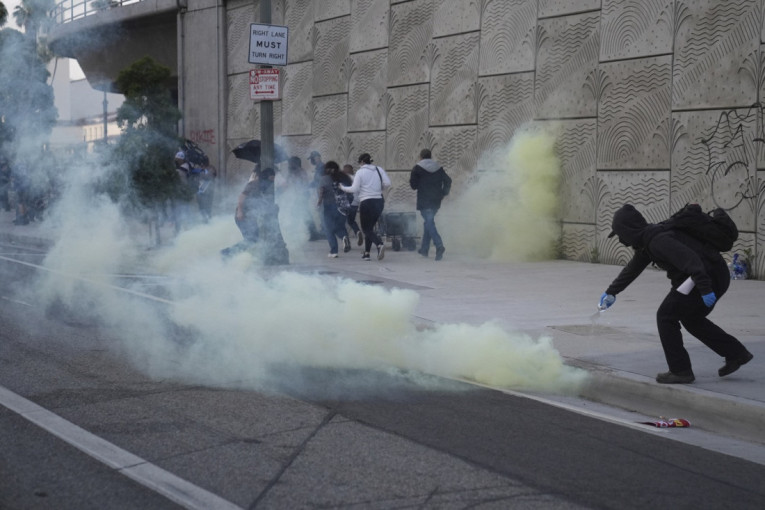 Haos u Americi! Na ulicama Los Anđelesa izbio rat, policija pod teškom opremom, desetine privedenih (VIDEO)