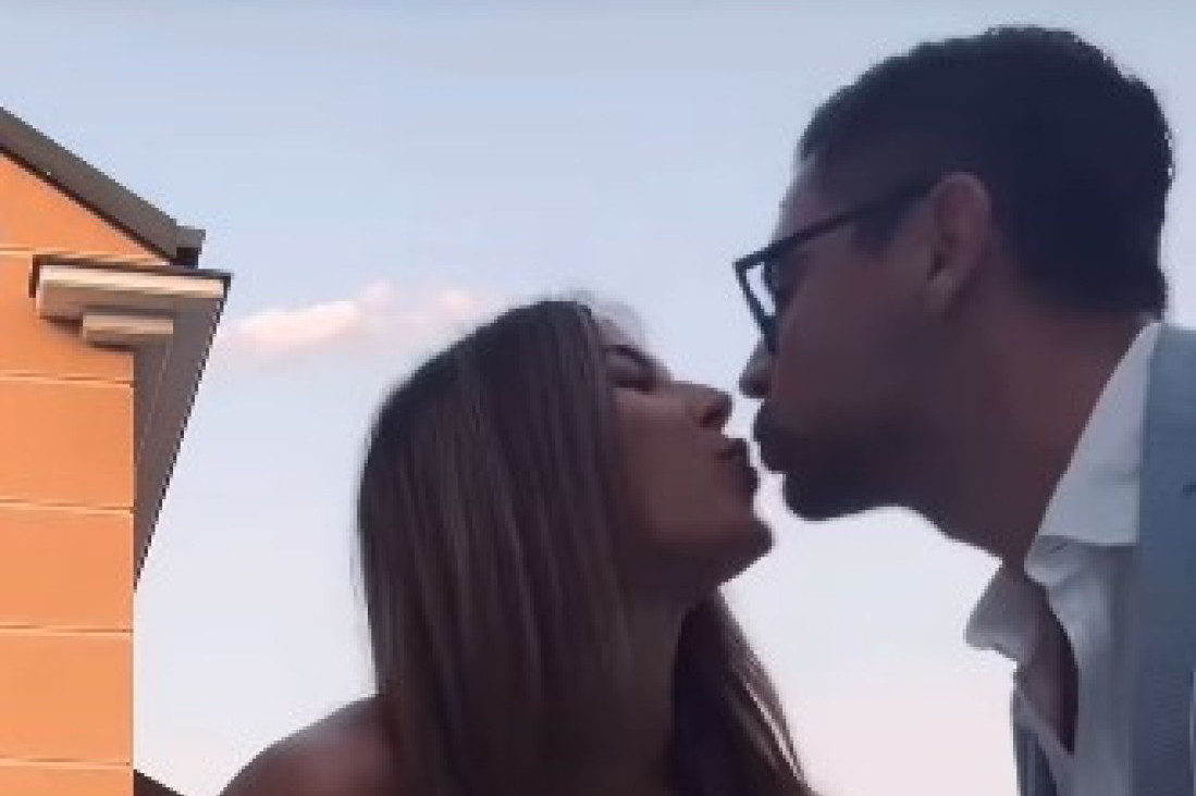 Ena Popov javno razmenjuje nežnosti sa suprugom biznismenom: Pao sočan poljubac!