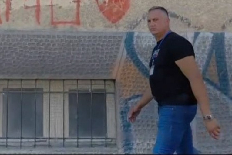 Pokajinski poslanik Predrag Dragojević uhvaćen kako se lažno predstavlja kao posmatrač na izborima u Zaječaru
