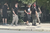 PRIVEDENI BLOKADERI U CRVENIM BERETKAMA: Policija reagovala na zastrašivanje birača i napade ispred stanice u Zaječaru!