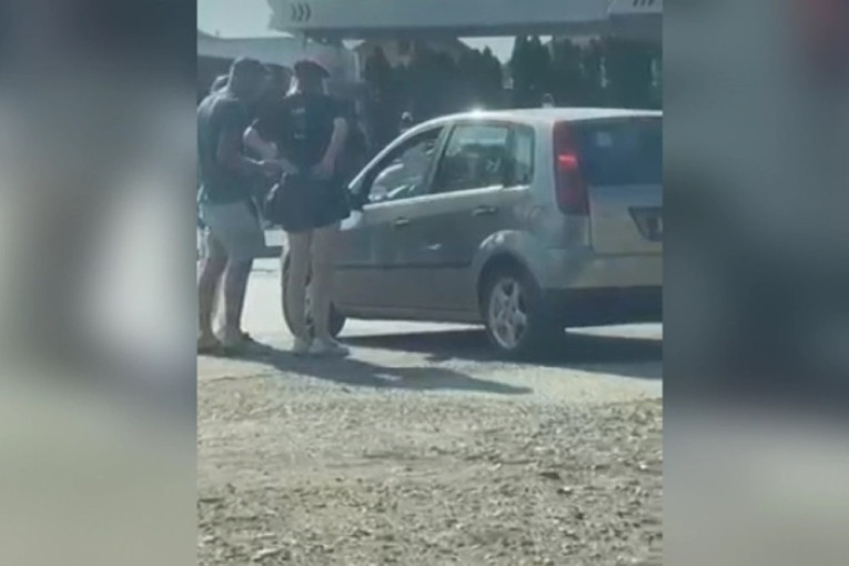 Novi incident u Zaječaru: Blokaderi maltretiraju građane posle glasanja (VIDEO)