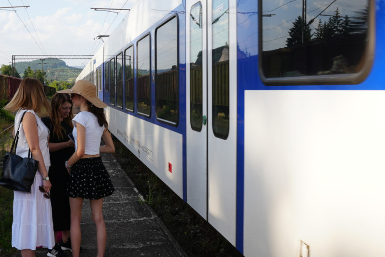 Od vrućine iskrivile se šine na pruzi Beograd - Bar: Nakon skoro dva sata čekanja putnici nastavili vožnju (FOTO)