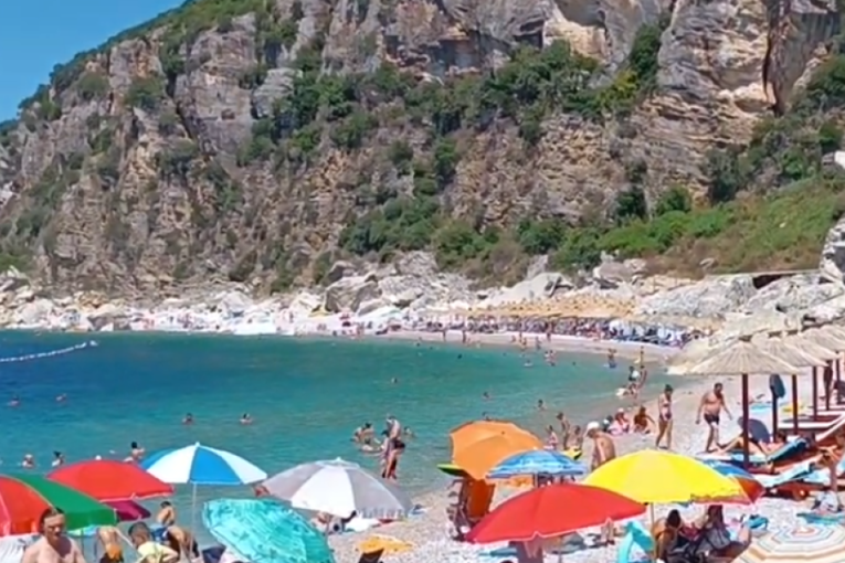 Skriveni biser između Budve i Petrovca: Mala plaža privlači posetioce egzotičnom lepotom