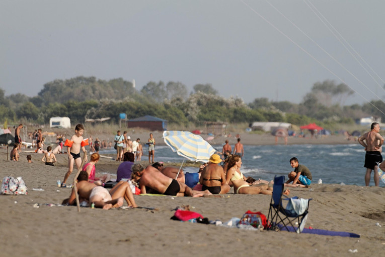 Omiljenu plažu Srba okupirali radnici: Turisti nagrnuli u more, a onda je usledilo neprijatno iznenađenje