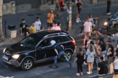 Strašan incident u Beogradu: Blokaderi ne daju čoveku koji vozi povređeno dete da prođe! (VIDEO)
