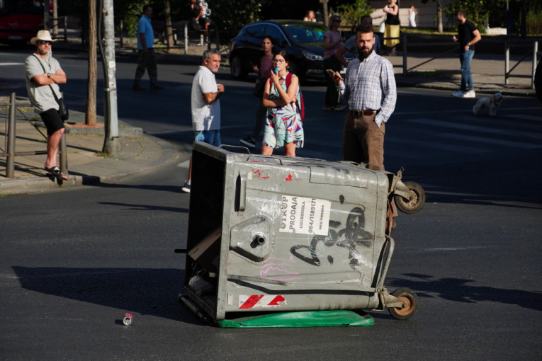 "Kontejner-revolucija" upravo završila u kontejneru: Blokaderi se pobiše i među sobom i sa Evropom! (FOTO)